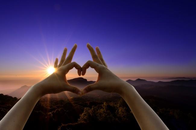 Due mani che formano un cuore