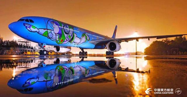 Buzz dipinto su un fianco dell'aereo di Toy Story