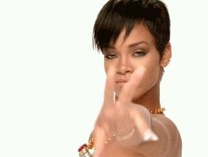 Rihanna fa l'occhiolino - GIF di reazione ai commenti, le più divertenti da usare su Whatsapp e Facebook