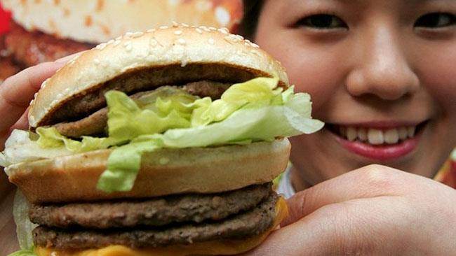 Cosa succede al corpo un'ora dopo aver mangiato un Big Mac di McDonald's Un invitante Big Mac prima di essere divorato