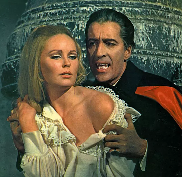 Christopher Lee e Veronica Carlson in Dracula has risen from the grave