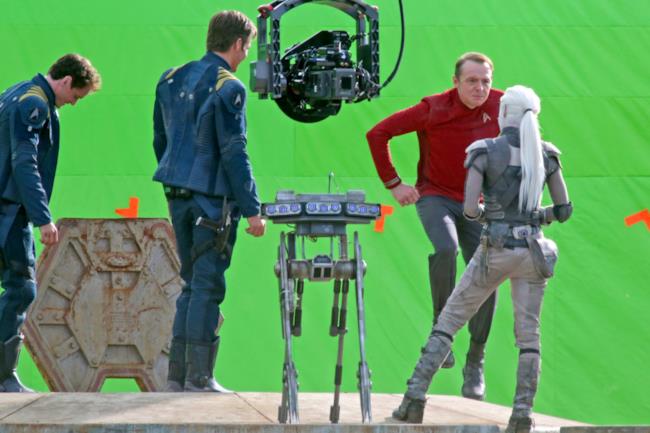 Chris Pine, Anton Yelchin e Simon Pegg con le nuovi uniformi di Star Trek Beyond