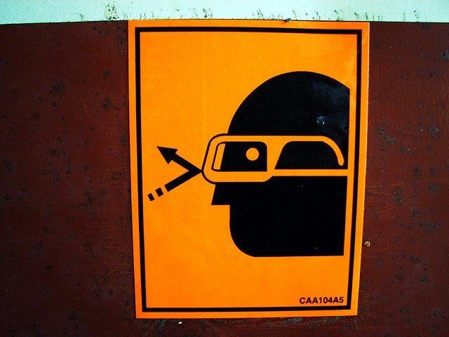 Cartello di sicurezza che obbliga gli occhiali protettivi
