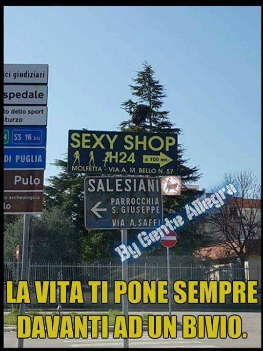 Immagini divertenti per WhatsApp - Cartelli stradali a un incrocio