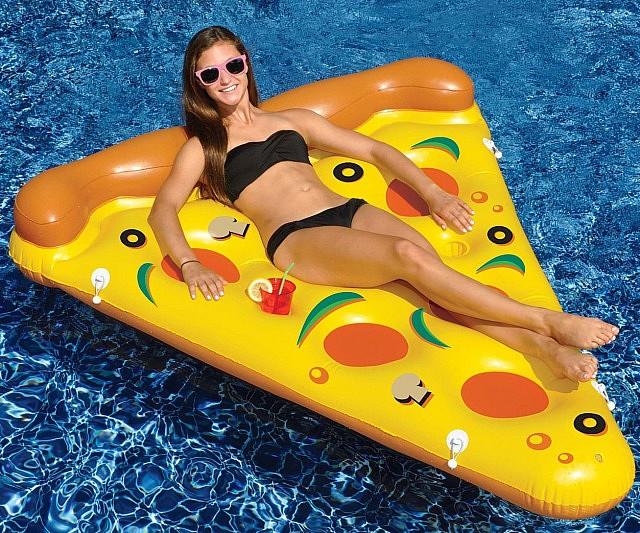 Una ragazza comodamente sdraiata sul materassino pizza
