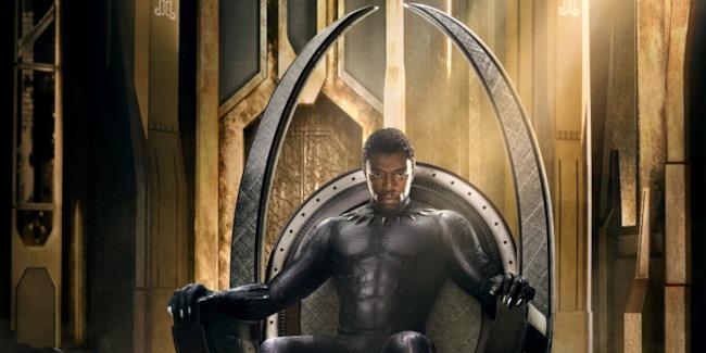 Black Panther Black Panther seduto sul suo trono.