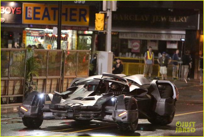 La Batmobile sfreccia sul set di Suicide Squad