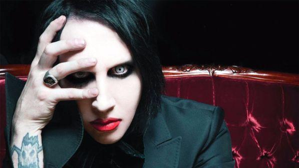 Marilyn Manson in concerto e i cittadini di Villafranca insorgono Un primo piano del rocker Marilyn Manson