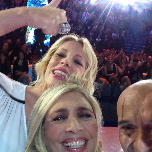 Mara Venier si fa un selfie con la Marcuzzi e Signorini