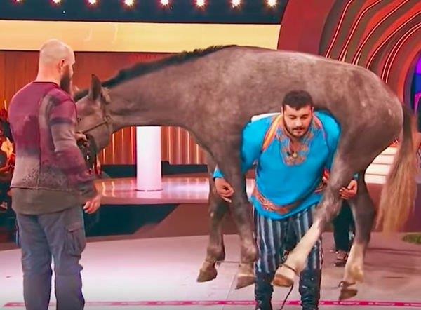 Dmytro Khaladzhi, campione nel sollevare cavalli