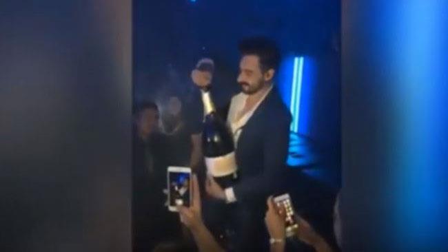 Ibiza, rovescia bottiglia di champagne da 34mila euro e si dispera La costosa bottiglia prima di essere rovesciata