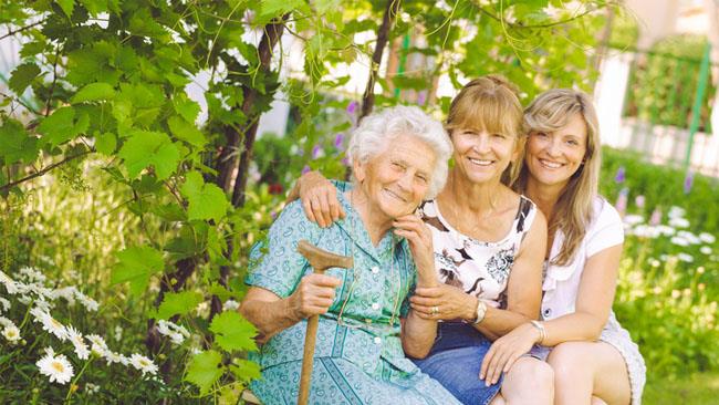 Citazioni e immagini per la Festa della Donna, le migliori da condividere Tre donne di fianco: nonna, mamma e figlia - Immagini per la Festa della Donna