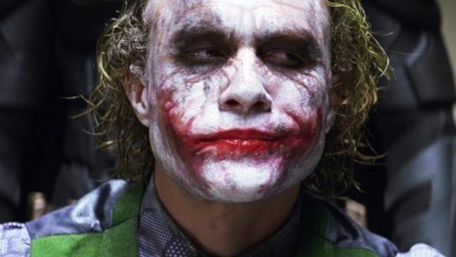 Ledger è Joker nel film di Nolan La foto di Joker tratta da Il Cavaliere Oscuro