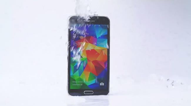 Galaxy S5 si fa una doccia gelata per l'Ice Bucket Challenge Galaxy S5 partecipa all'Ice Bucket Challenge