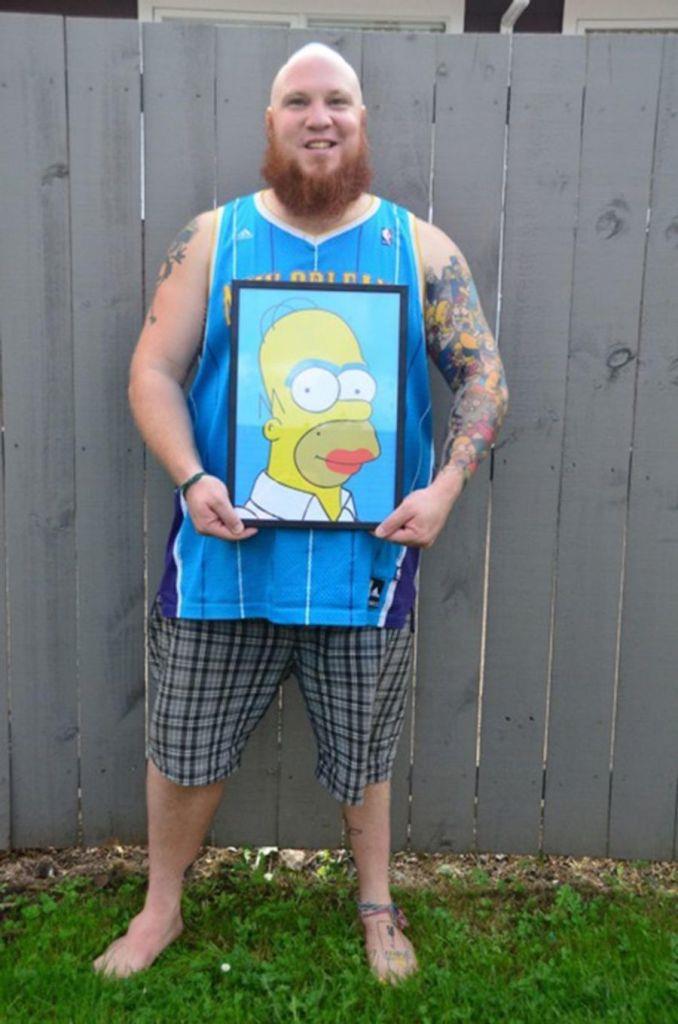 Lee Weir con un quadro di Homer Simpson