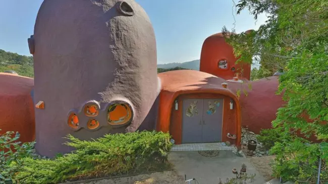 Un anonimo acquirente ha comprato la casa dei Flintstone a quasi 3 milioni di dollari La copia della casa dei Flintstone a Hillsborough