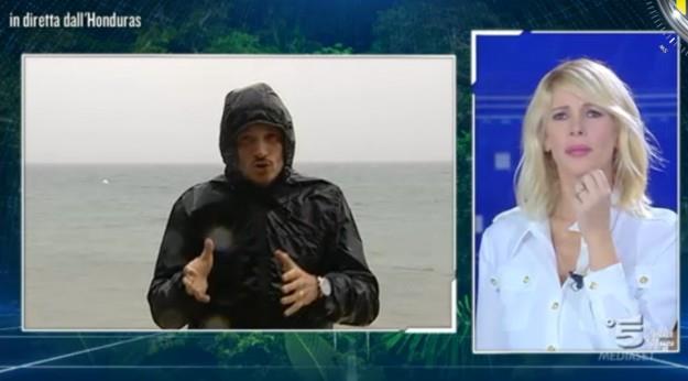Alvin inviato in Honduras sotto la tempesta mentre la Marcuzzi lo guarda disagiata