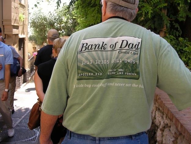 Un uomo indossa una maglia di una banca