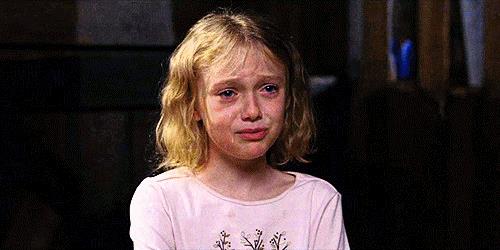 GIF bambina piange