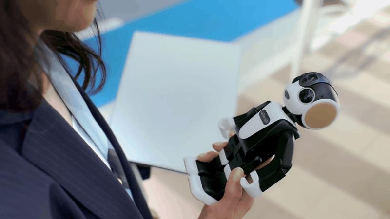 Lo smartphone umanoide RoBoHon mostra alcune delle sue funzioni