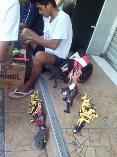 Le action figures create dalle ciabatte infradito