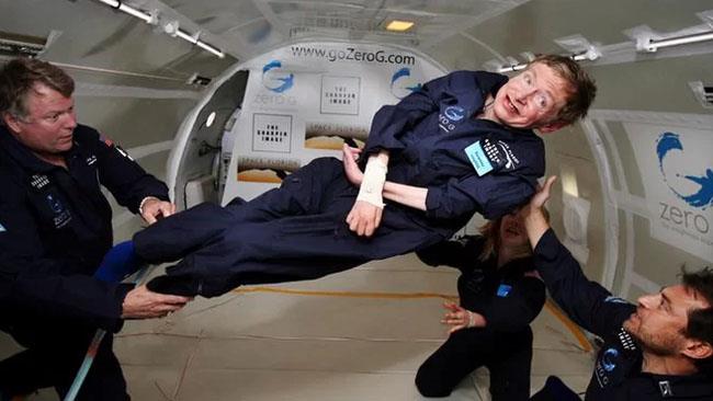 Stephen Hawking, le frasi più famose da condividere Lo scienziato Stephen Hawking durante un volo in assenza di gravità