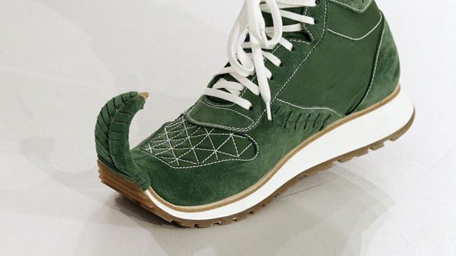 Scarpe da ginnastica e babbucce si incontrano in passerella La tendenza dell'estate saranno le babbucce da ginnastica