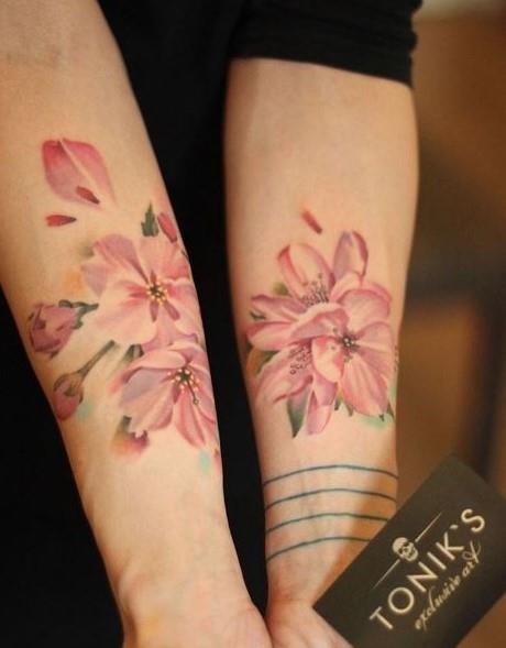 Due fiori tatuati sugli avambracci - Tatuaggi acquarello, alcune fantastiche idee per i tuoi lavori