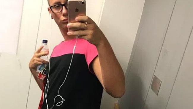No ai calzoncini al lavoro? E allora ci si veste da donna! Il nostro Joey vestito da donna si concede un selfie