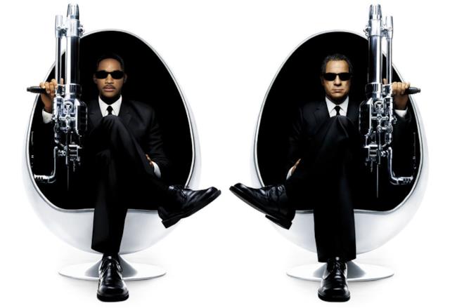 La NASA cerca dei Men In Black per proteggere la Terra dagli alieni. J e K di Men In Black