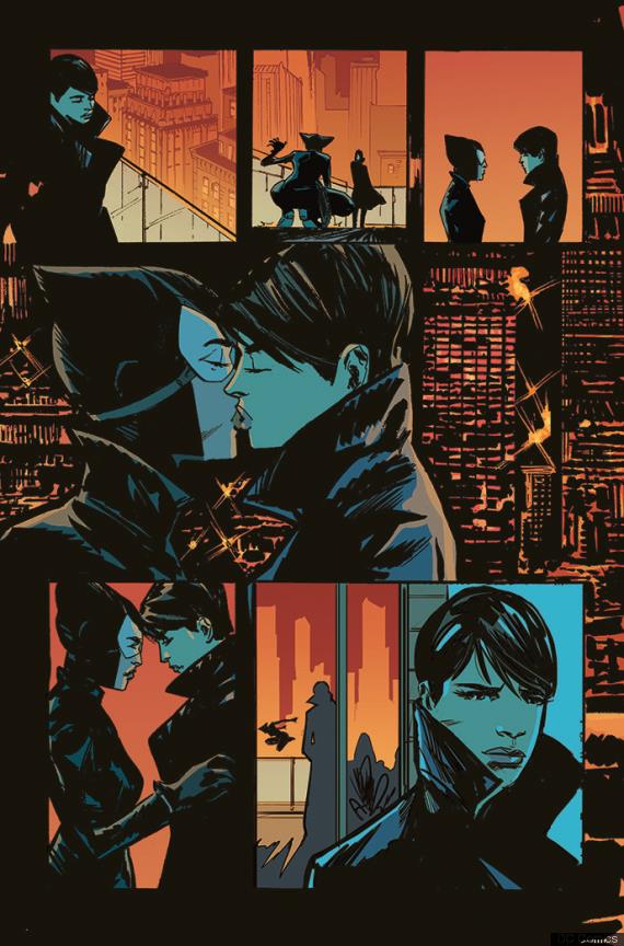 Catwoman bacia una donna