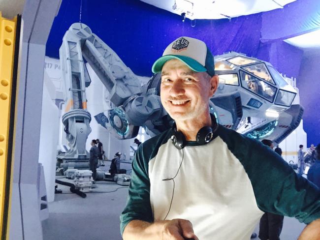 Il regista Roland Emmerich a fianco del Moon Tug