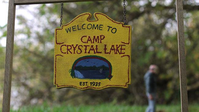 Sul set di Venerdì 13 per un giorno: oggi è possibile grazie al tour organizzato dal Camp Crystal Lake L'ingresso del Camp Crystal Lake