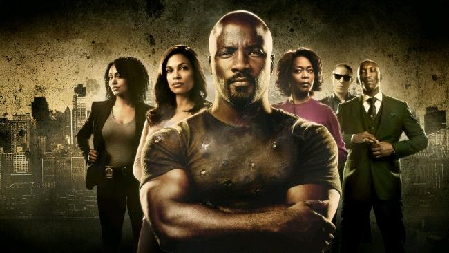 Il protagonista della serie Netflix con parte del cast La foto del cast di Luke Cage