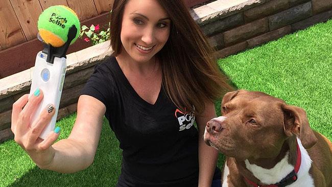 Pooch selfie, il gadget che farà mettere in posa il tuo cane! Il pooch selfie in azione