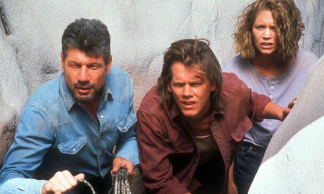La serie TV Tremors con Kevin Bacon Immagine del film originale Tremors del 1990