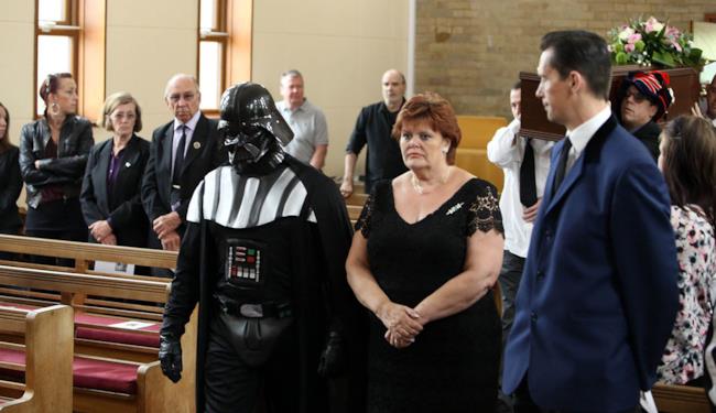Darth Vader celebra il funerale a tema Halloween