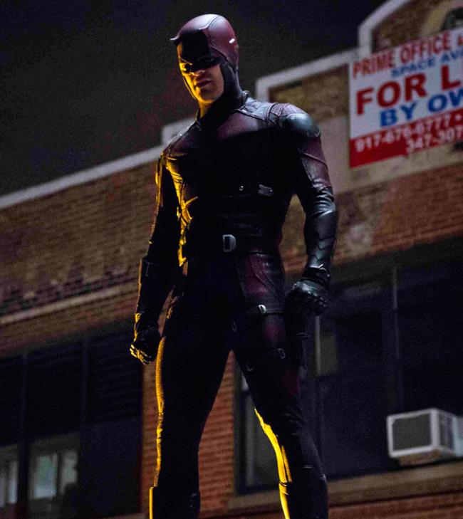 Daredevil in una delle scene finali della serie Netflix con il suo costume rosso