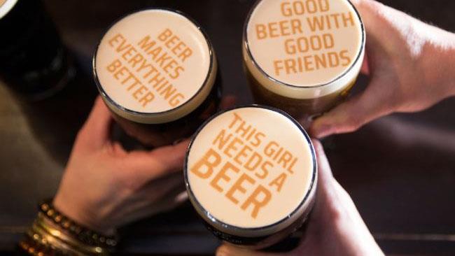 Le schiume personalizzate grazie alla stampante Alcuni esempi di scritte personalizzate sulla birra