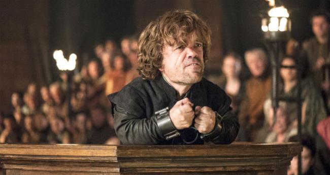 Tyrion in catene durante il processo Tyrion Lannister nella scena del processo