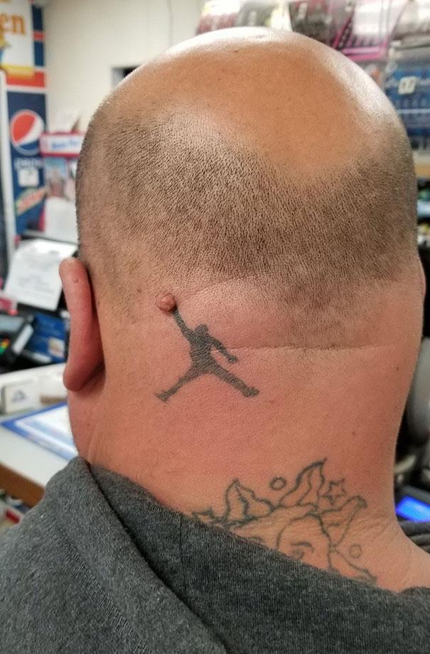 Un tatuaggio brutto sulla testa - I peggiori tatuaggi mai realizzati