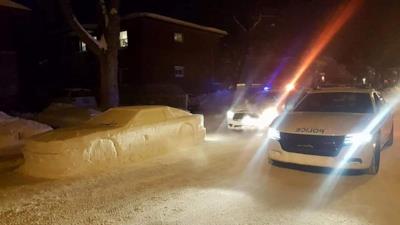 Due auto della polizia presso il veicolo di neve