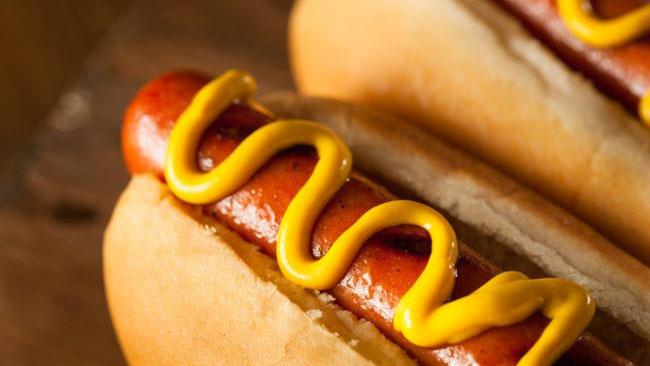 Tenta di rapinare un chiosco di hot dog e si spara sul pene Un invitante hot dog