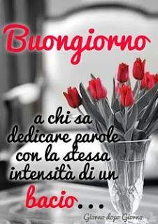 Una scritta d'amore con un vaso di rose