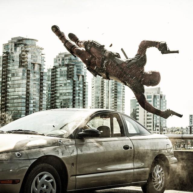 Il nuovo scatto dal set di Deadpool con Wade Wilson che fa un'acrobazia