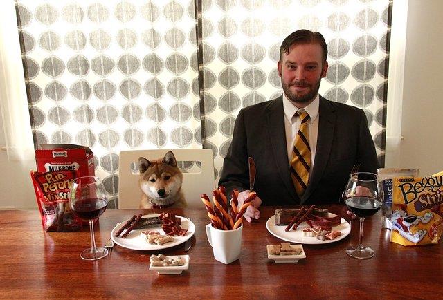 Il lavoro di assaggiatore di cibo per animali Un assaggiatore di cibo per animali al lavoro