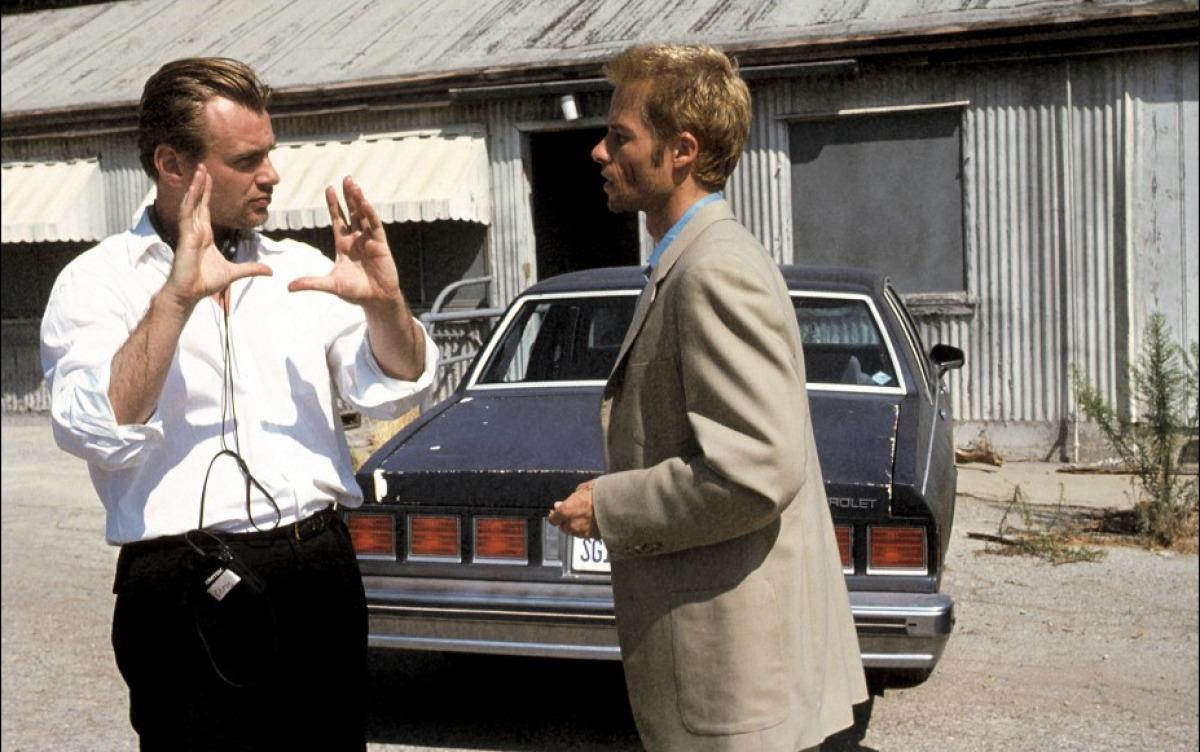 Guy Pearce e Christopher Nolan durante le riprese del film Memento.