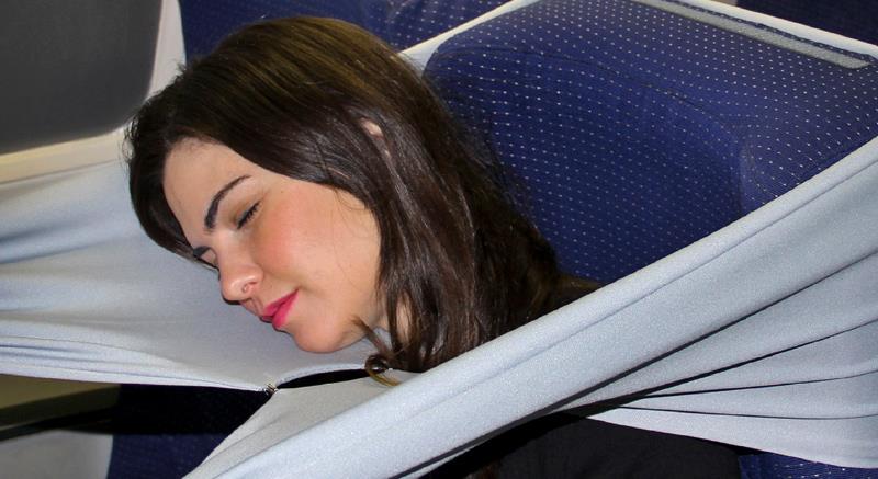L'accessorio B-Tourist usato per dormire in aereo