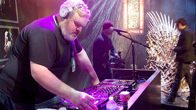 Kristian Nairn, aka Hodor, ha rilasciato il suo primo singolo di musica house Kristian Nairn fa il DJ a un evento di Game of Thrones