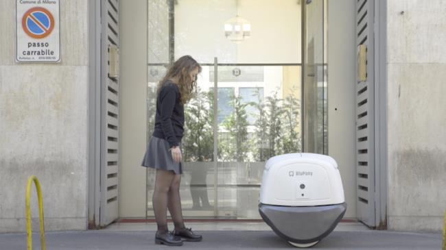 Ecco Yape tra le strade di Cremona Eccolo! Yape, il primo robot postino, è fintamente disponibile.